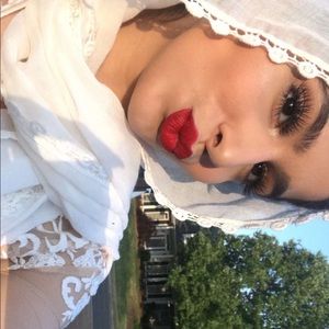 Meet your Posher, Hala